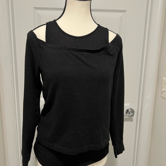 Monrow Off-the-Shoulder Black Sweater - Picture 7 of 10
